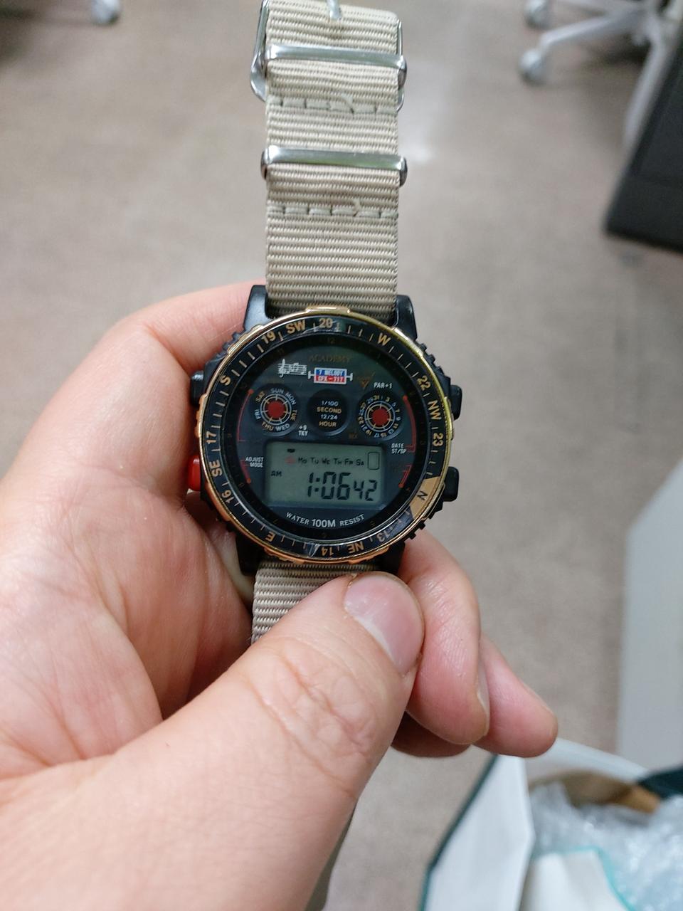 아카데미에서 나온 베이지색 밴드 전자시계