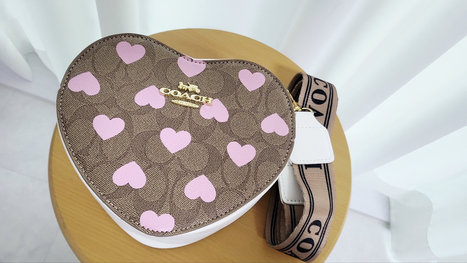 코치 하트 크로스백