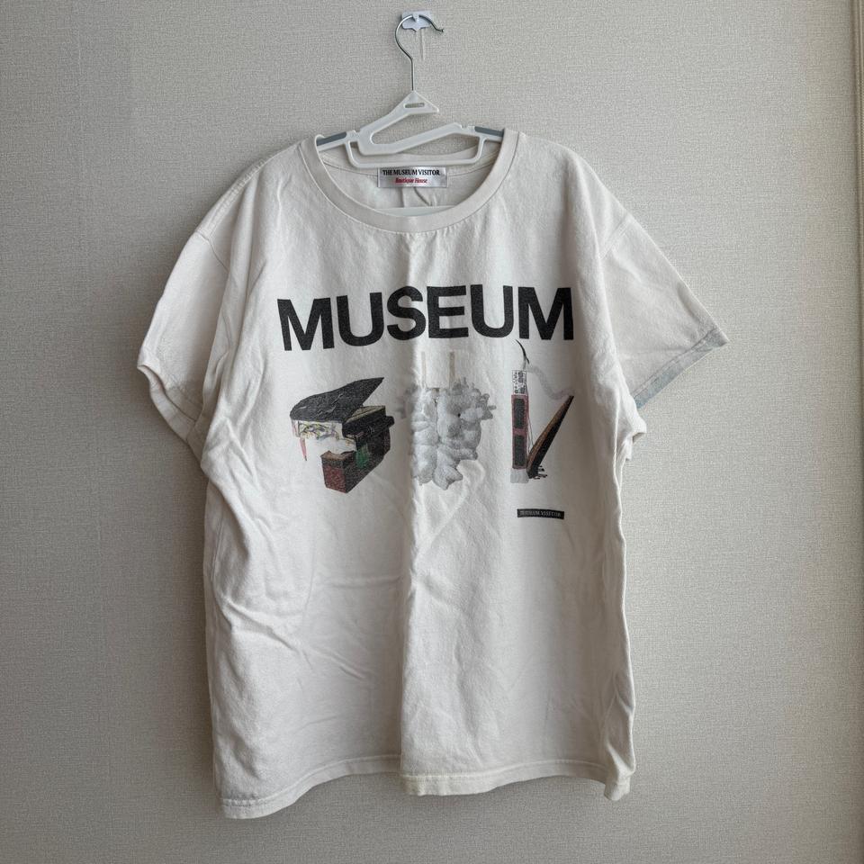 L 더뮤지엄비지터 핸드 스프레이 반팔티셔츠