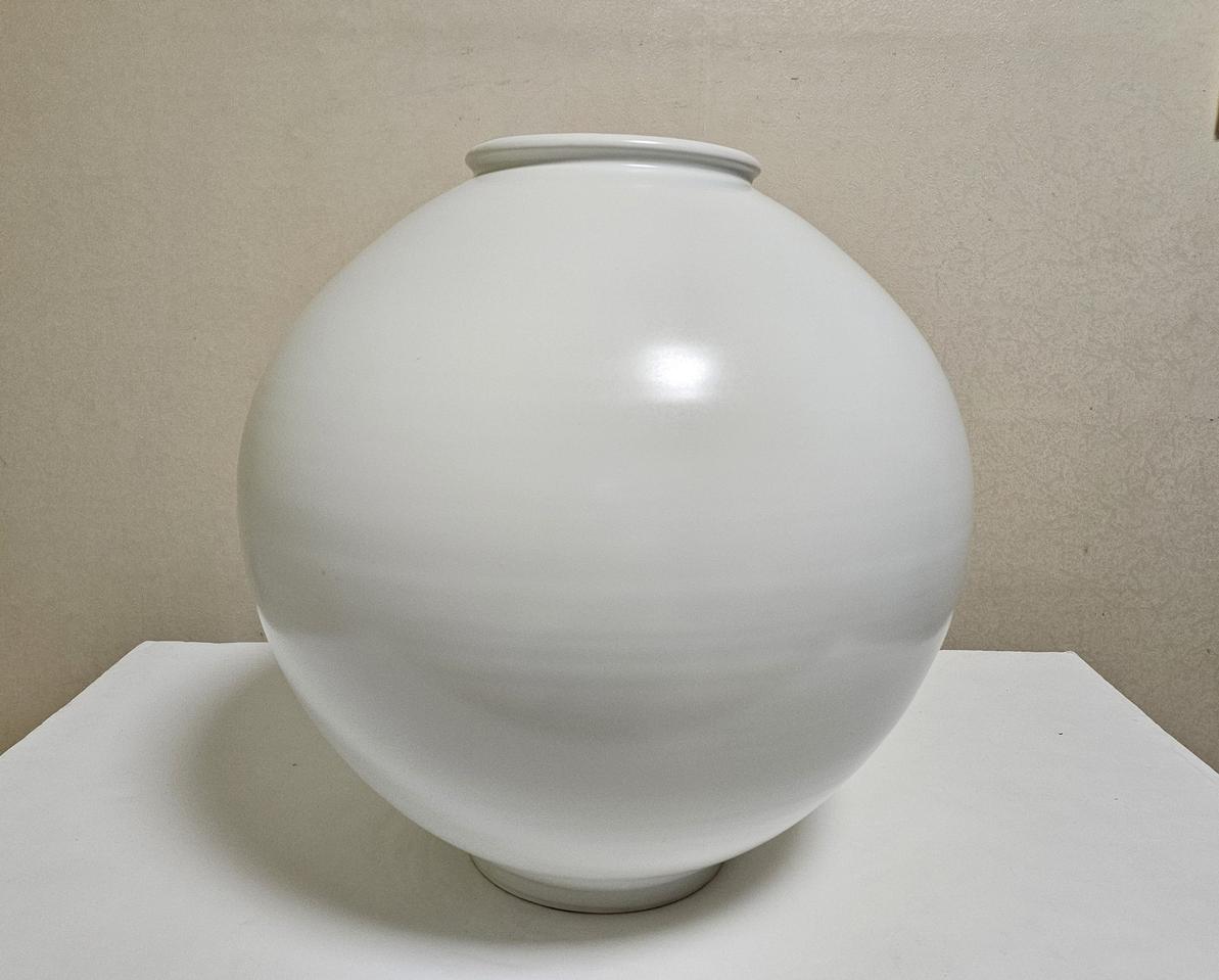박수재 달항아리 3번 /높이 43.5cm /돌사진 촬영