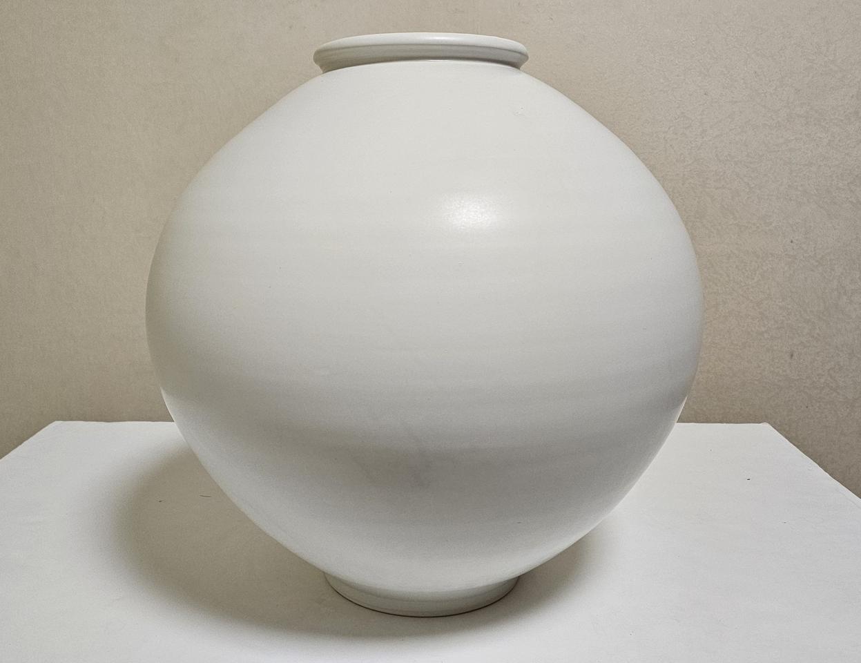 박수재 달항아리 2번 /높이 42cm /돌 사진 촬영
