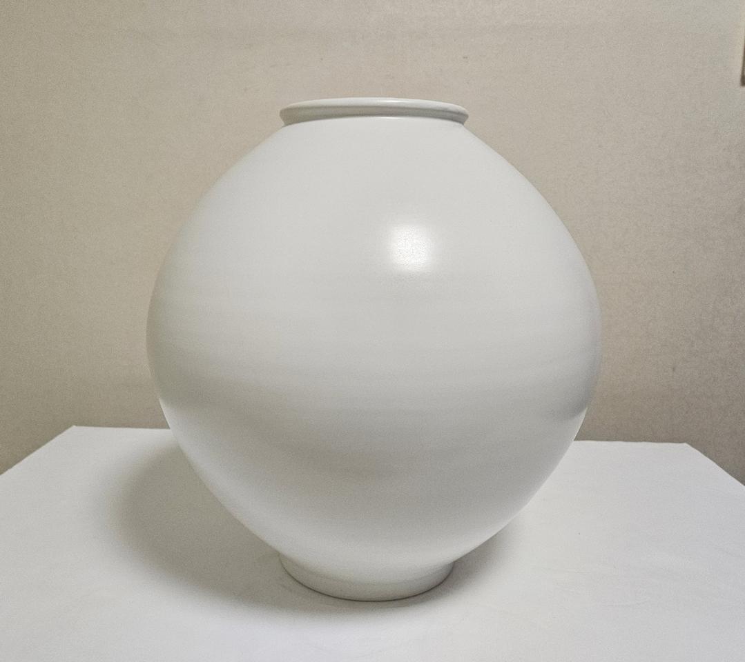 박수재 달항아리 1번 /높이 40cm /돌 사진 촬영