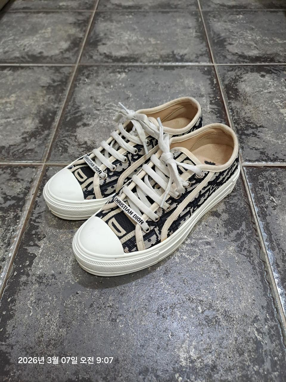 크리스찬티올 스니커즈