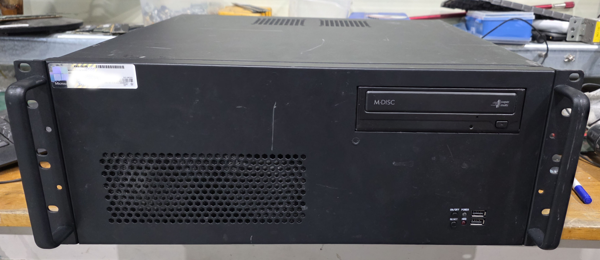 i7 9700KF CPU에 16G 램, 1000G SSD 장착된 컴퓨터