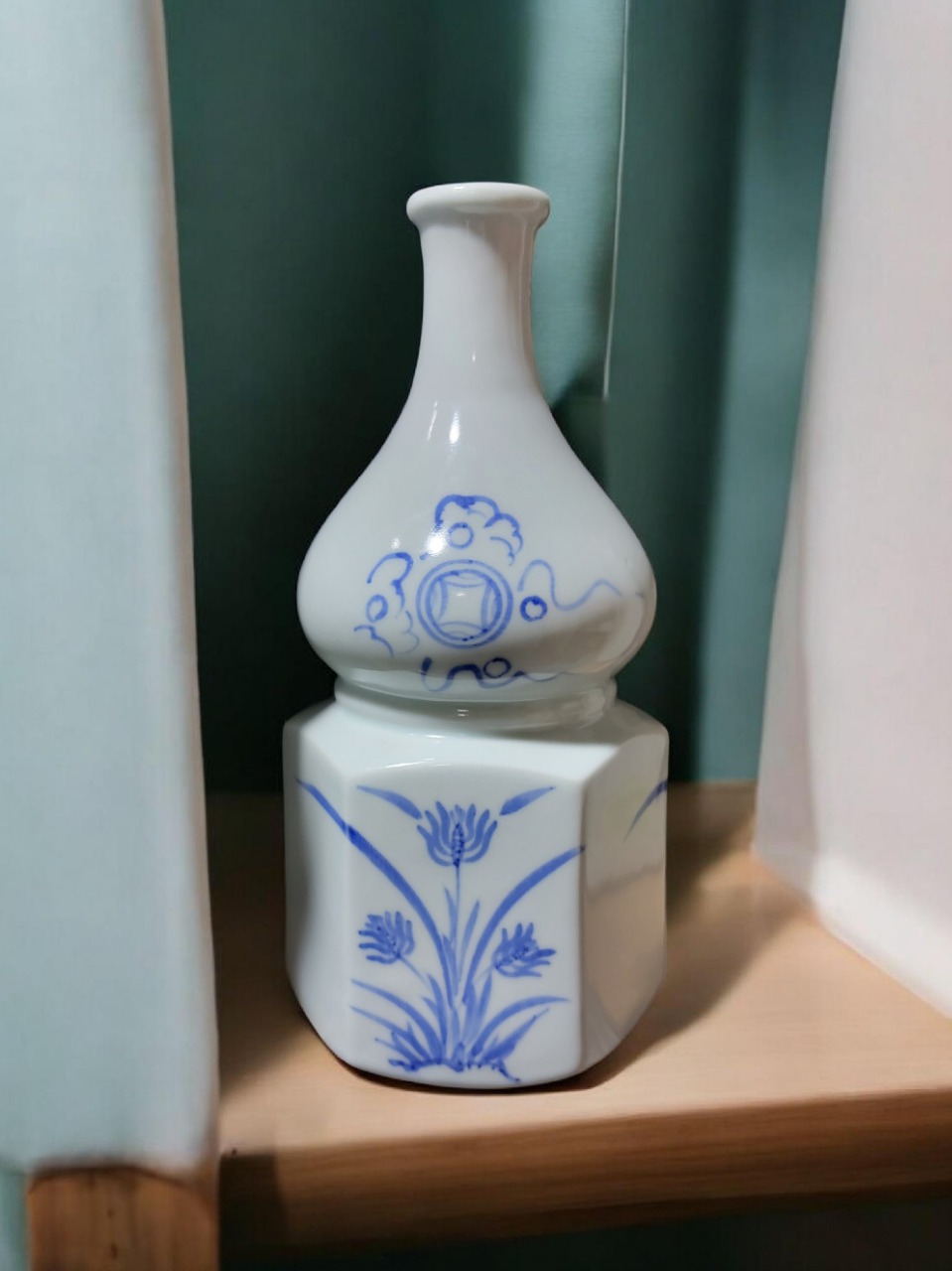 청화백자 분원형 육각병 도자기