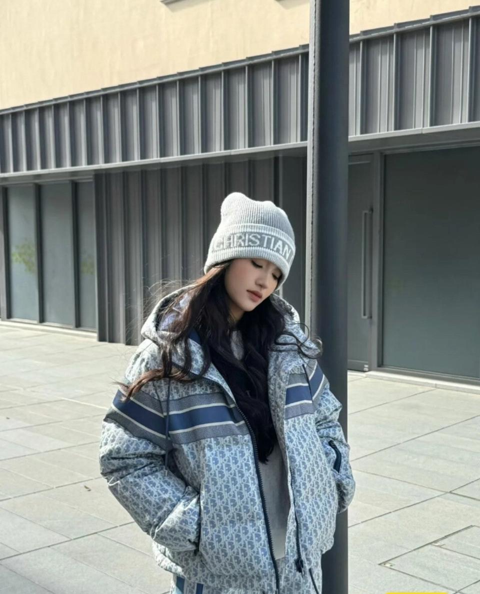 크리스찬디올  정라인 반크롭패딩 여성