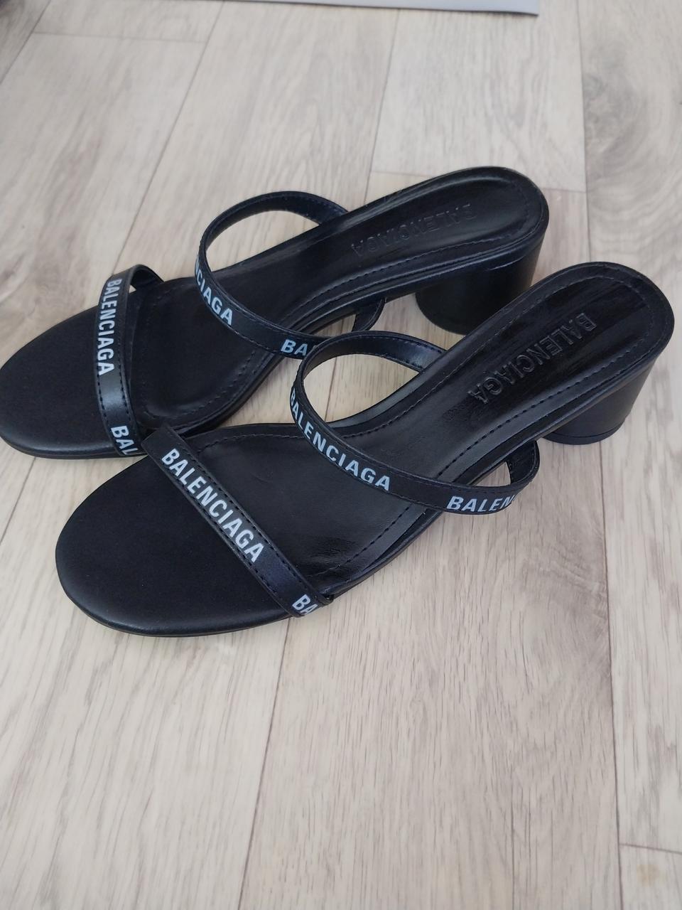 발렌시아가 레터링로고 여름샌들 37