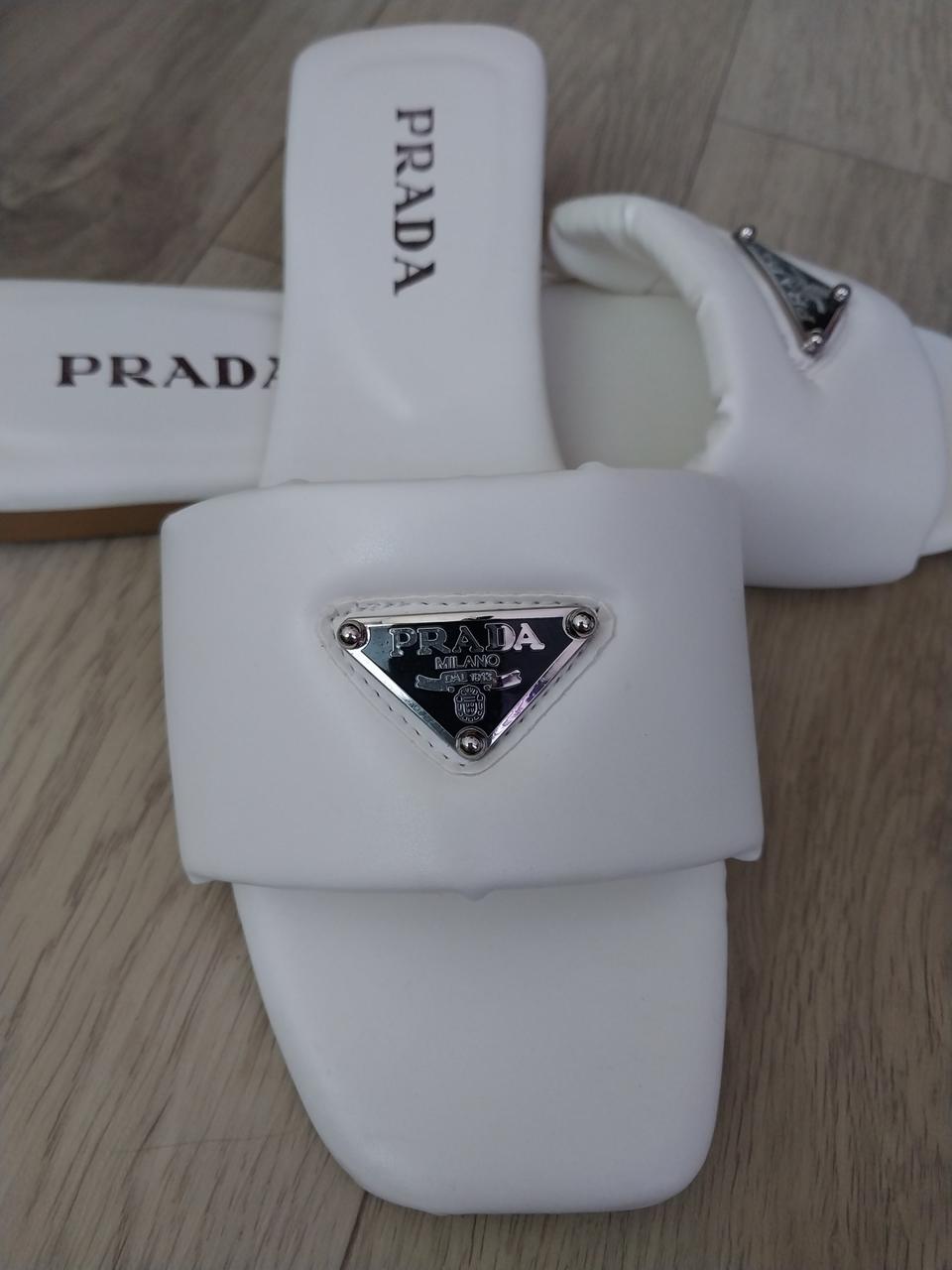 프라다 화이트 쿠션샌들 235