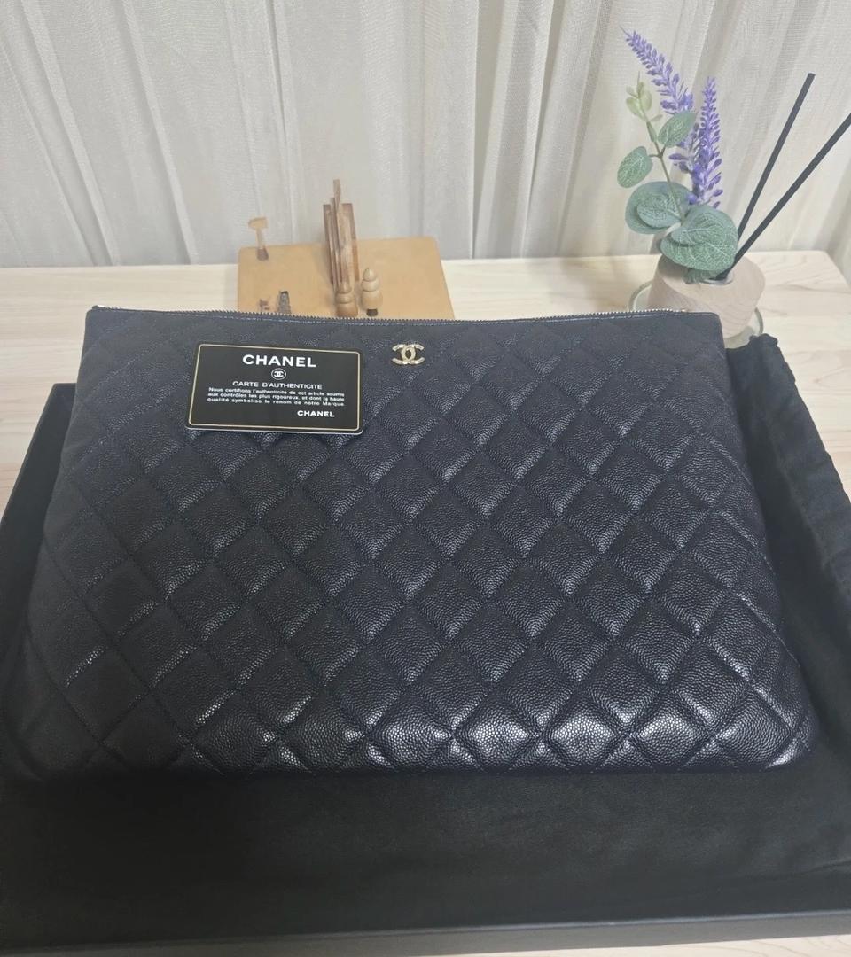 샤넬 캐비어 클러치 블랙 금장 로고