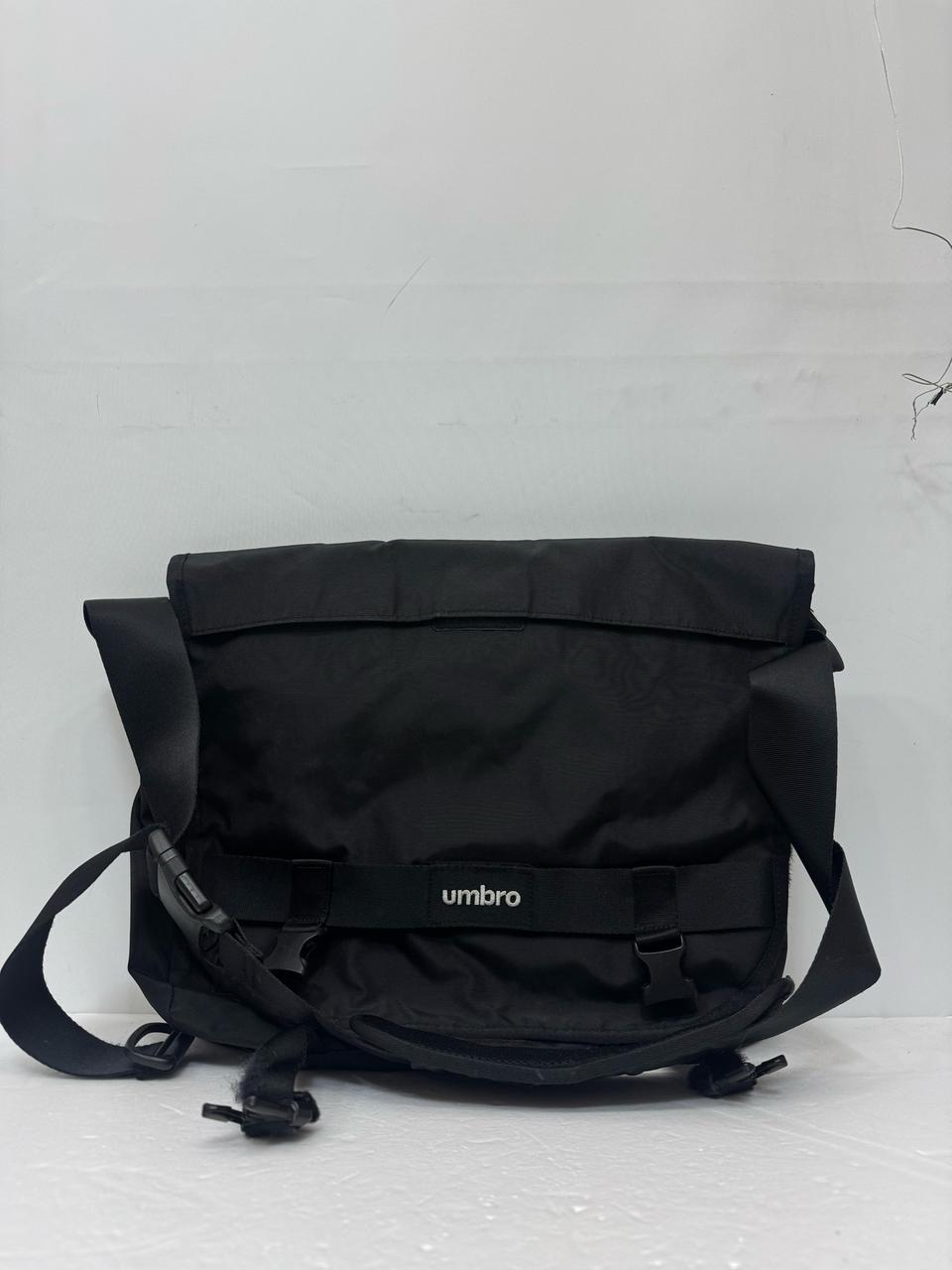 엄브로 크로스백