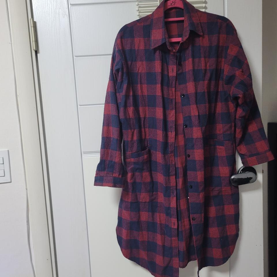 레드와 네이비 컬러의 체크 롱 셔츠F