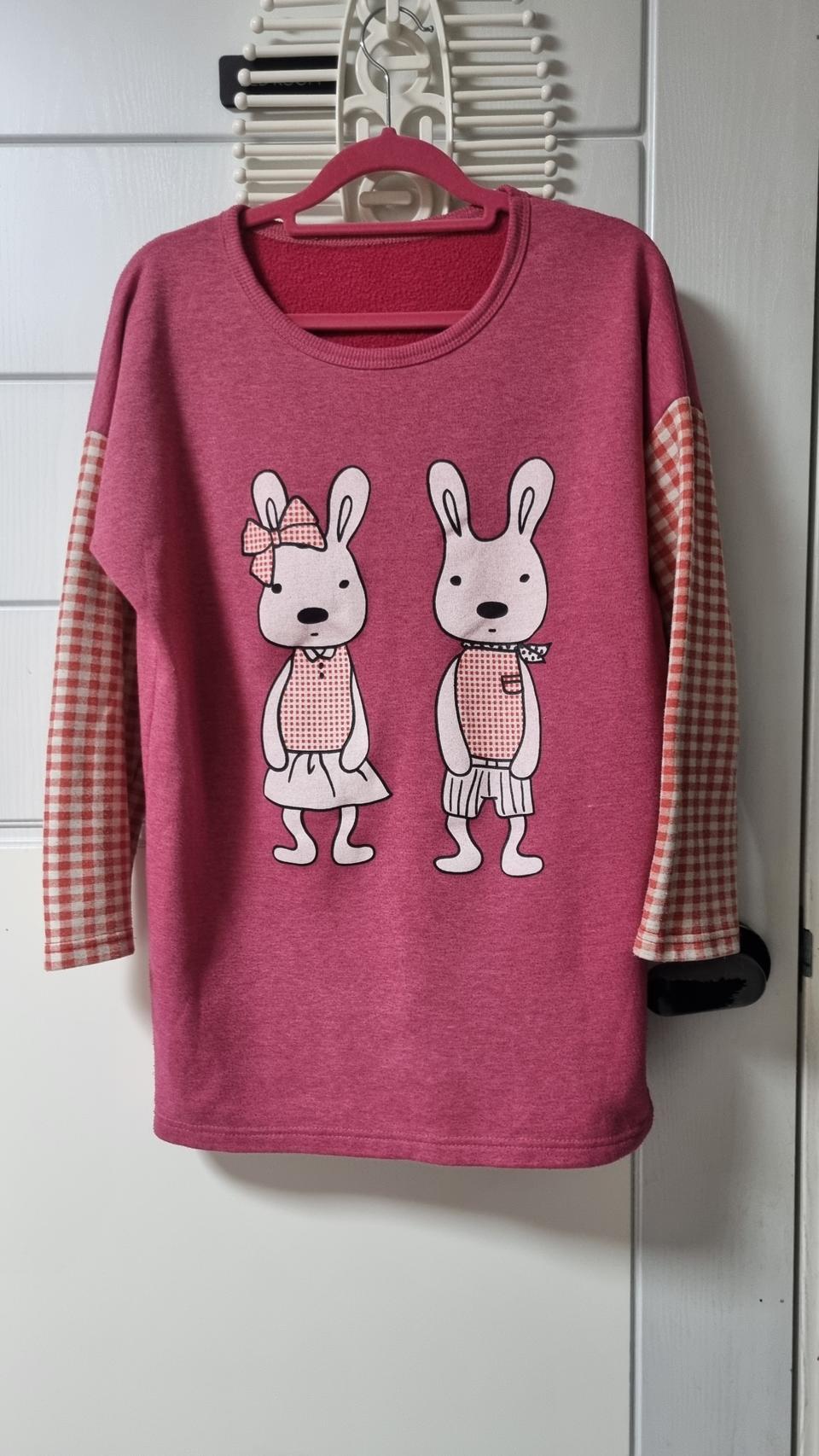 귀여운 토끼 캐릭터가 그려진 분홍색 맨투맨 기모티셔츠F