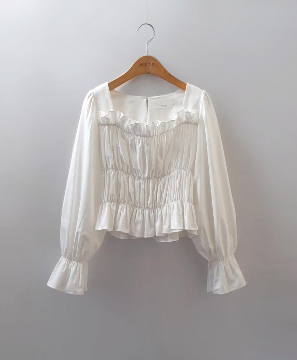 스퀘어넥 프릴 블라우스 새상품