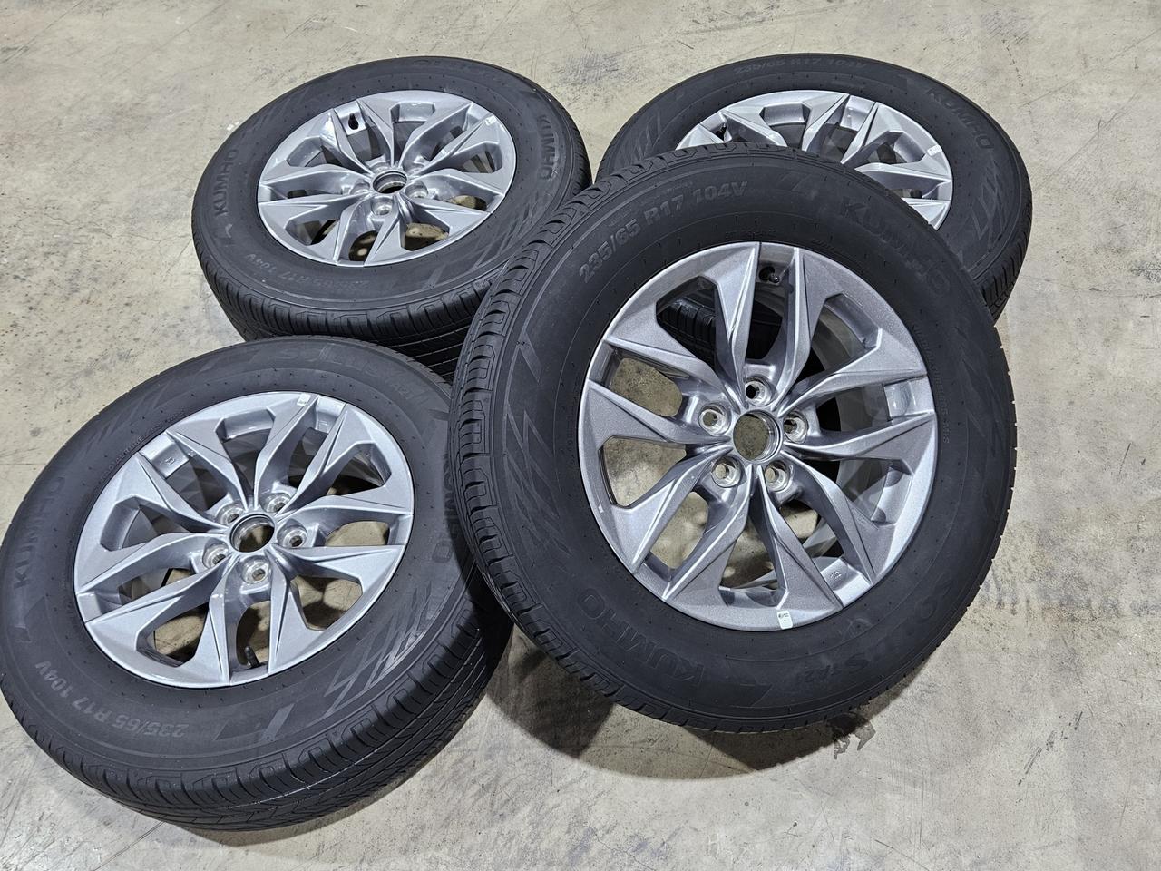 도요타 시에나 금호 235/65 R17 타이어 휠 세트. 팝니다
