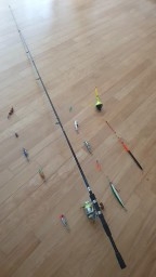루어 낚시대와 릴, 여러 종류의 루어와 찌를 함께 판매합니다^^