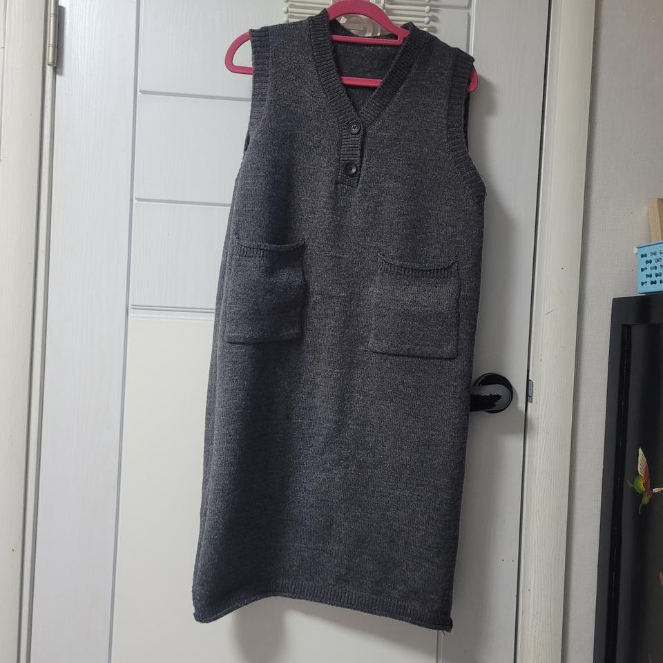 회색 브이넥 니트 조끼 원피스