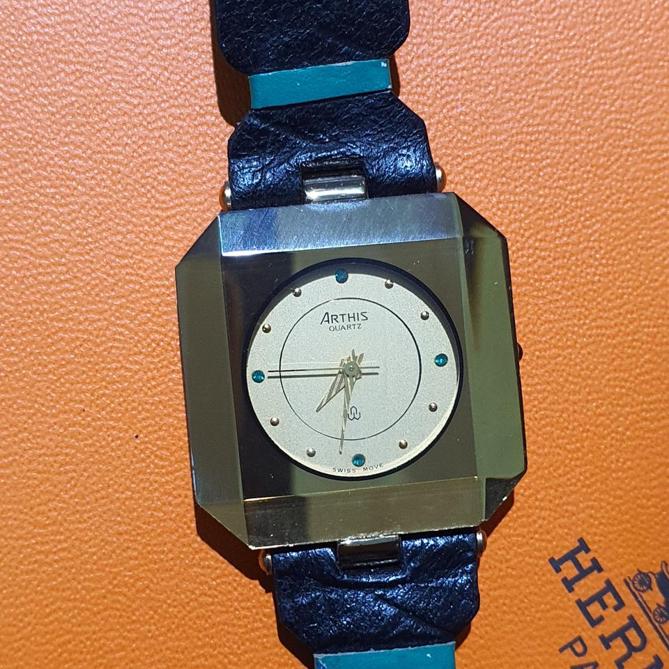 Arthis 쿼츠 빈티지 여성 시계입니다. 독특한 팔각형 골드 프레임이