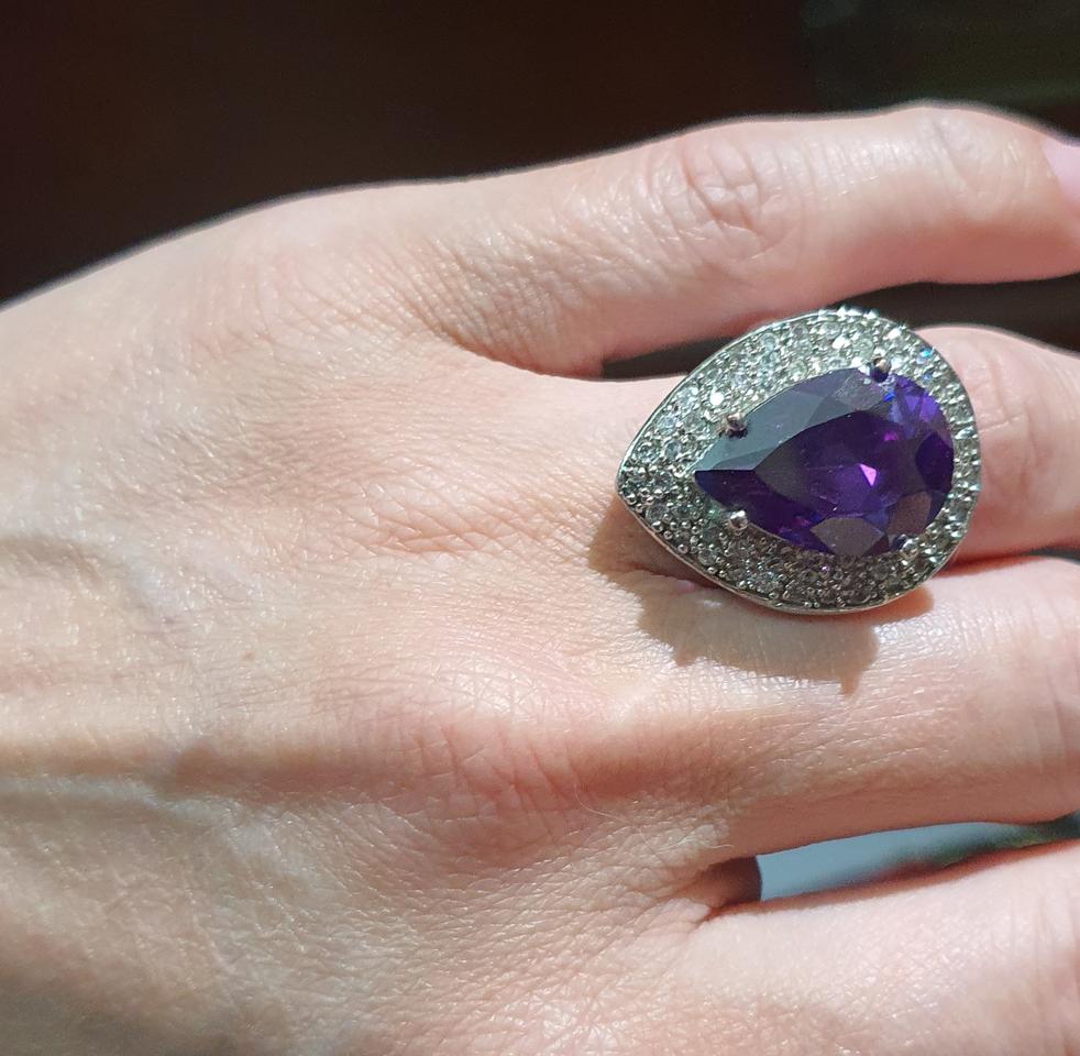 2월의 탄생석인 천연 자수정 반지입니다. 물방울 모양의 페어 컷 디자인이