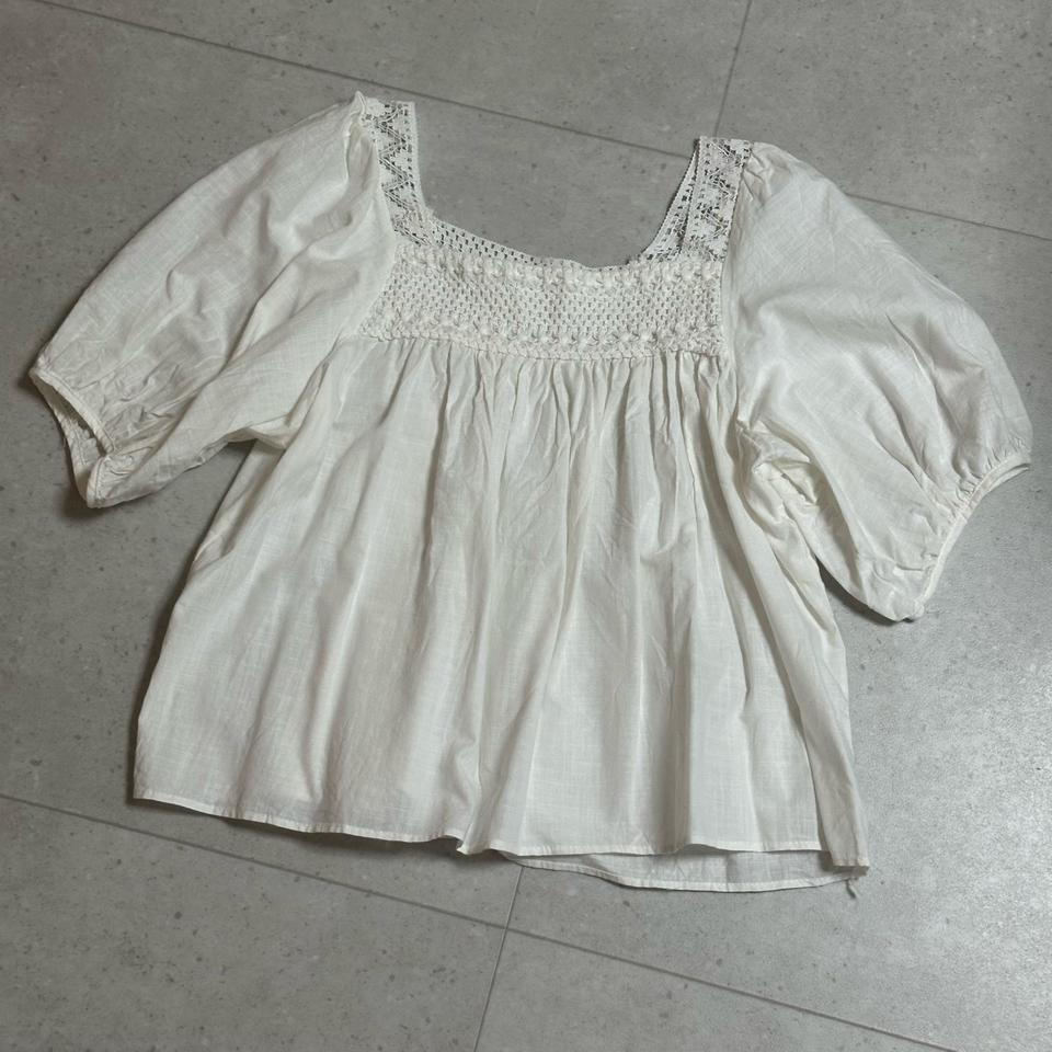 화이트 퍼프 레이스 블라우스