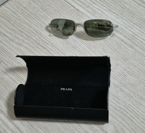 프라다 작은알 선글라스