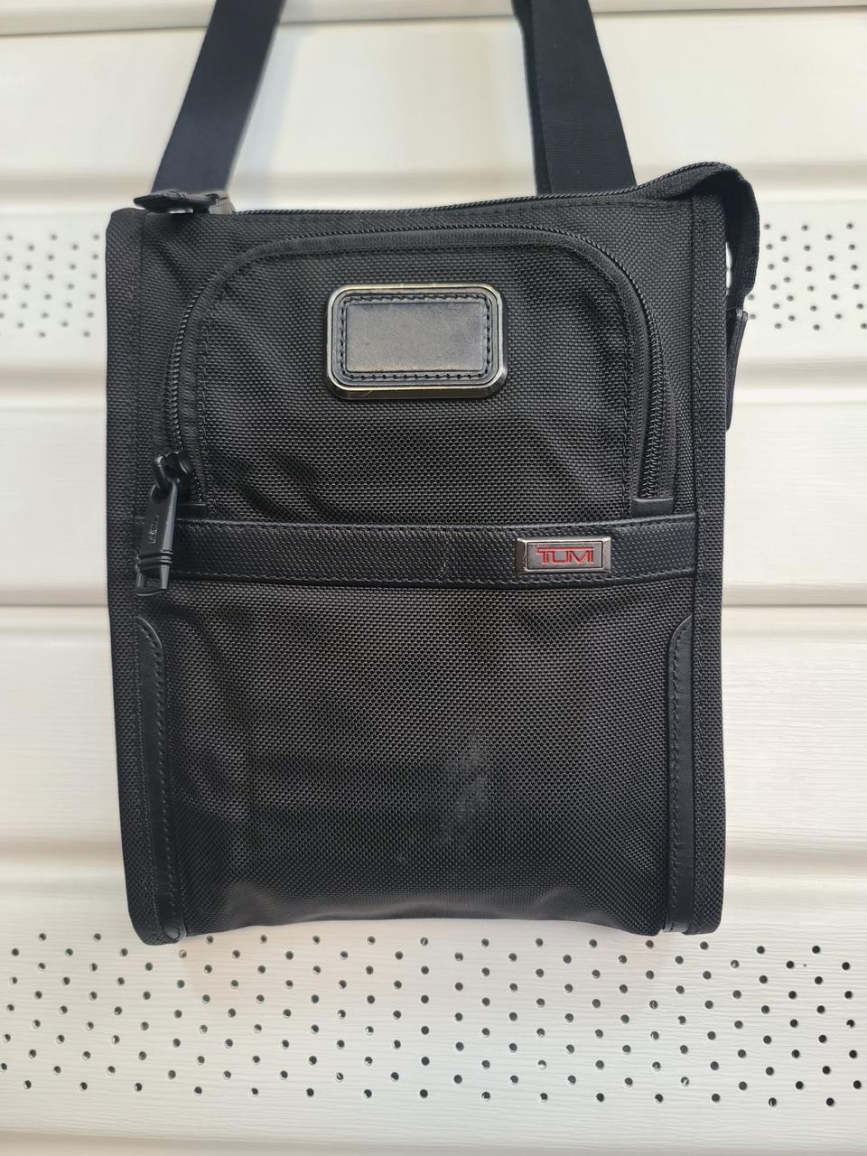 투미 크로스백 블랙