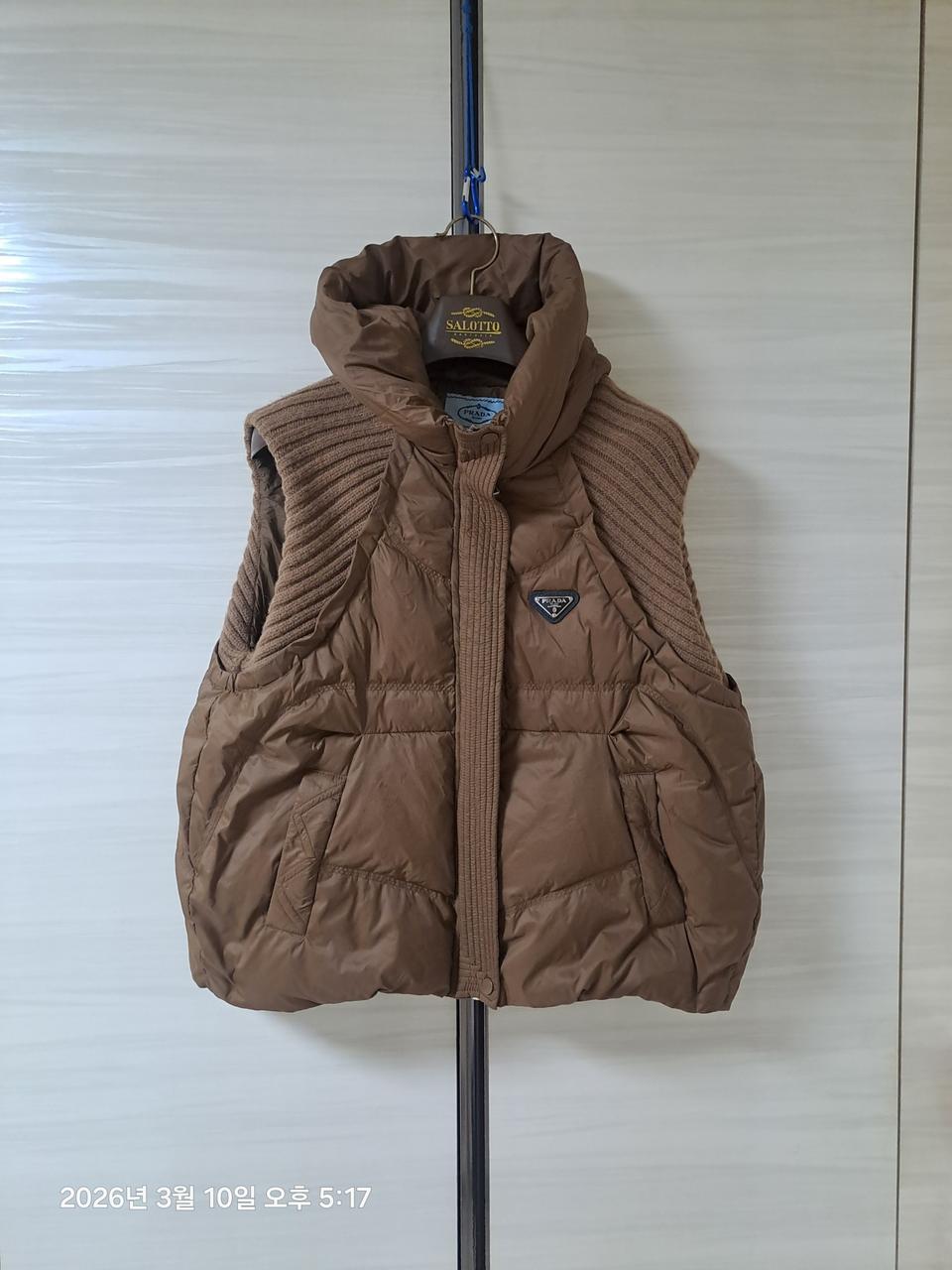 프라다 여성패딩조끼