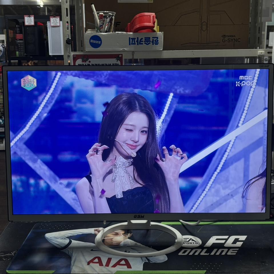 32인치 144Hz 평면 게이밍 모니터 판매합니다!