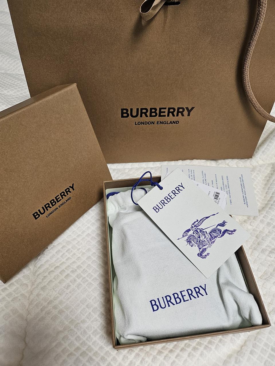 (새상품) 버버리 여성지갑 신세계구매 반지갑 구찌 프라다 디올 루이비통