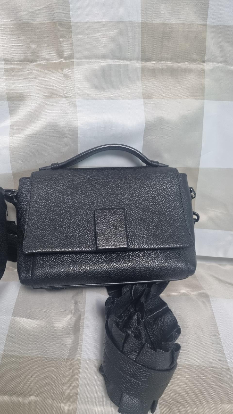 쿠론 럭카슈에뜨 콜라보 크로스백 판매합니다