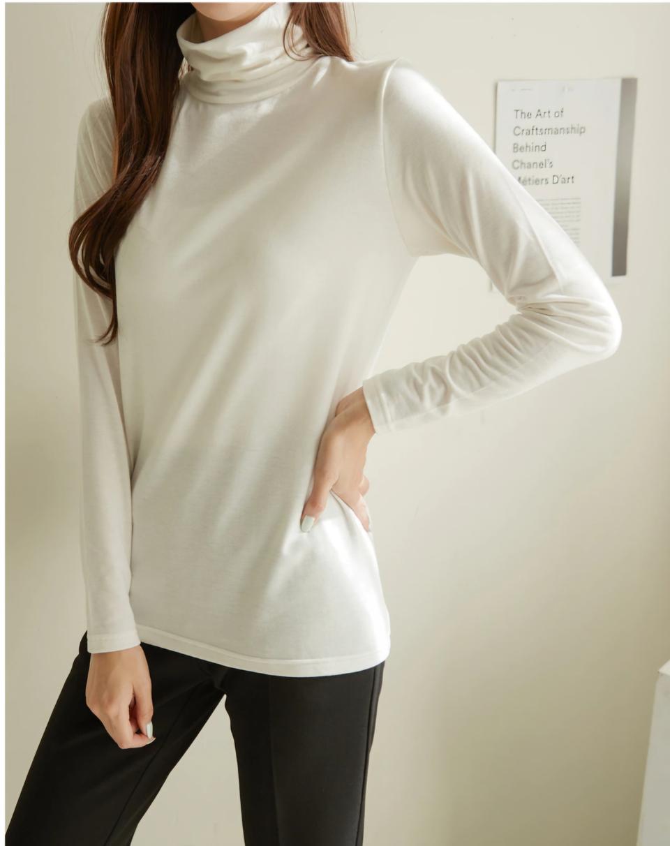 화이트 폴라티셔츠