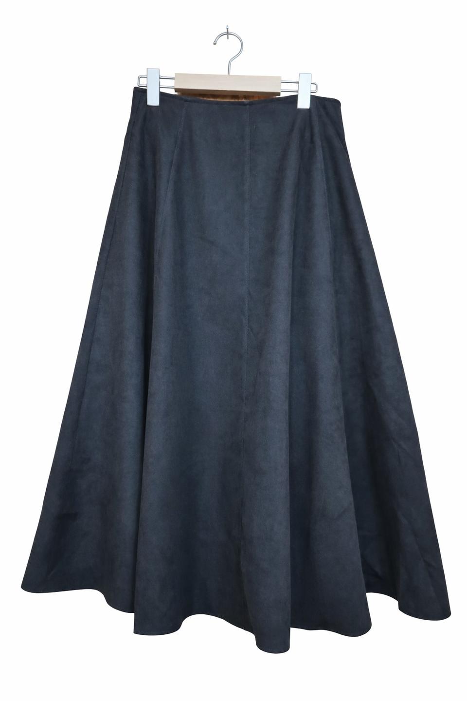 깔끔한 블랙 컬러의 ADDMORE 플레어 롱스커트