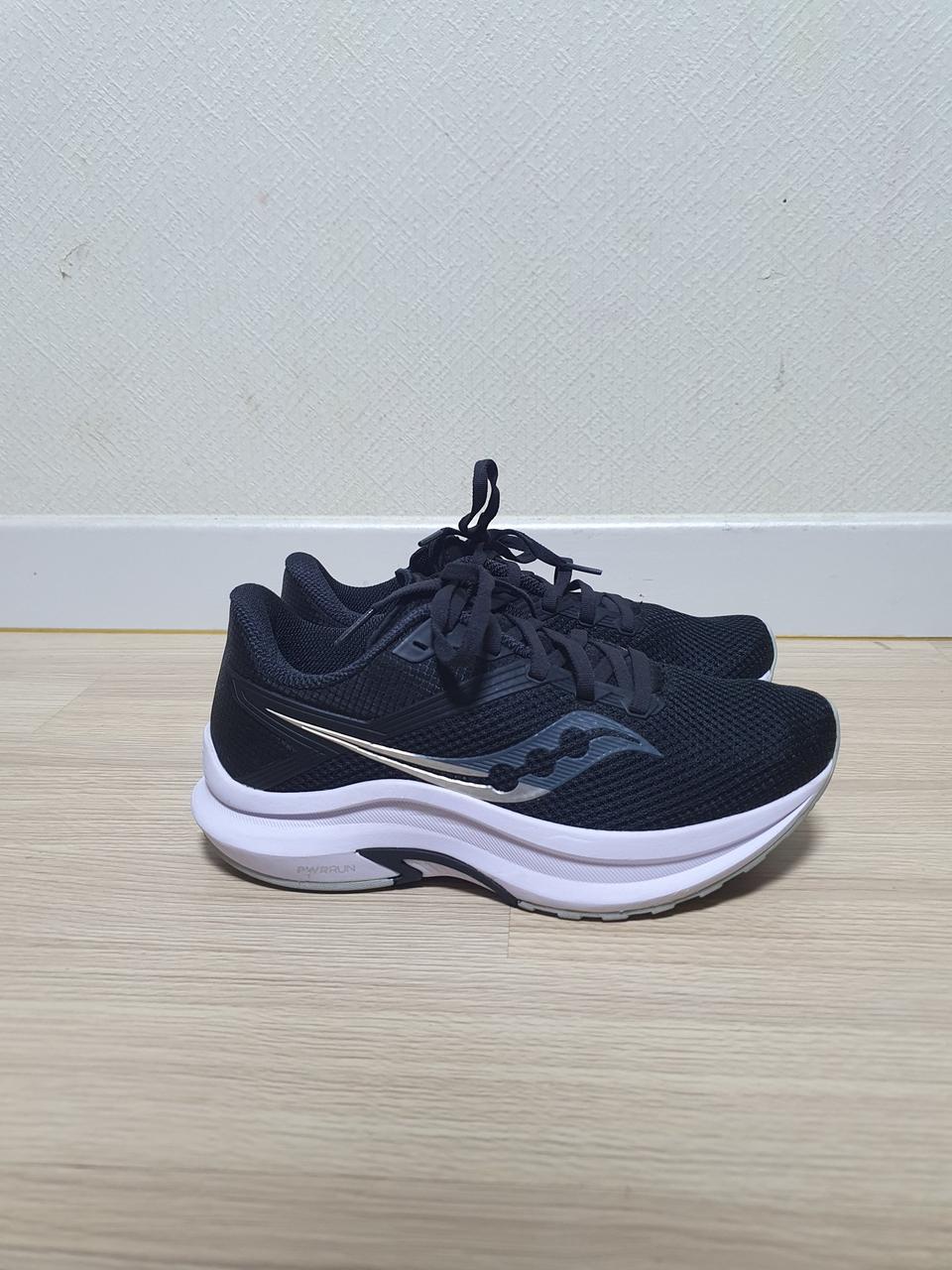 써코니 액손 러닝화 240