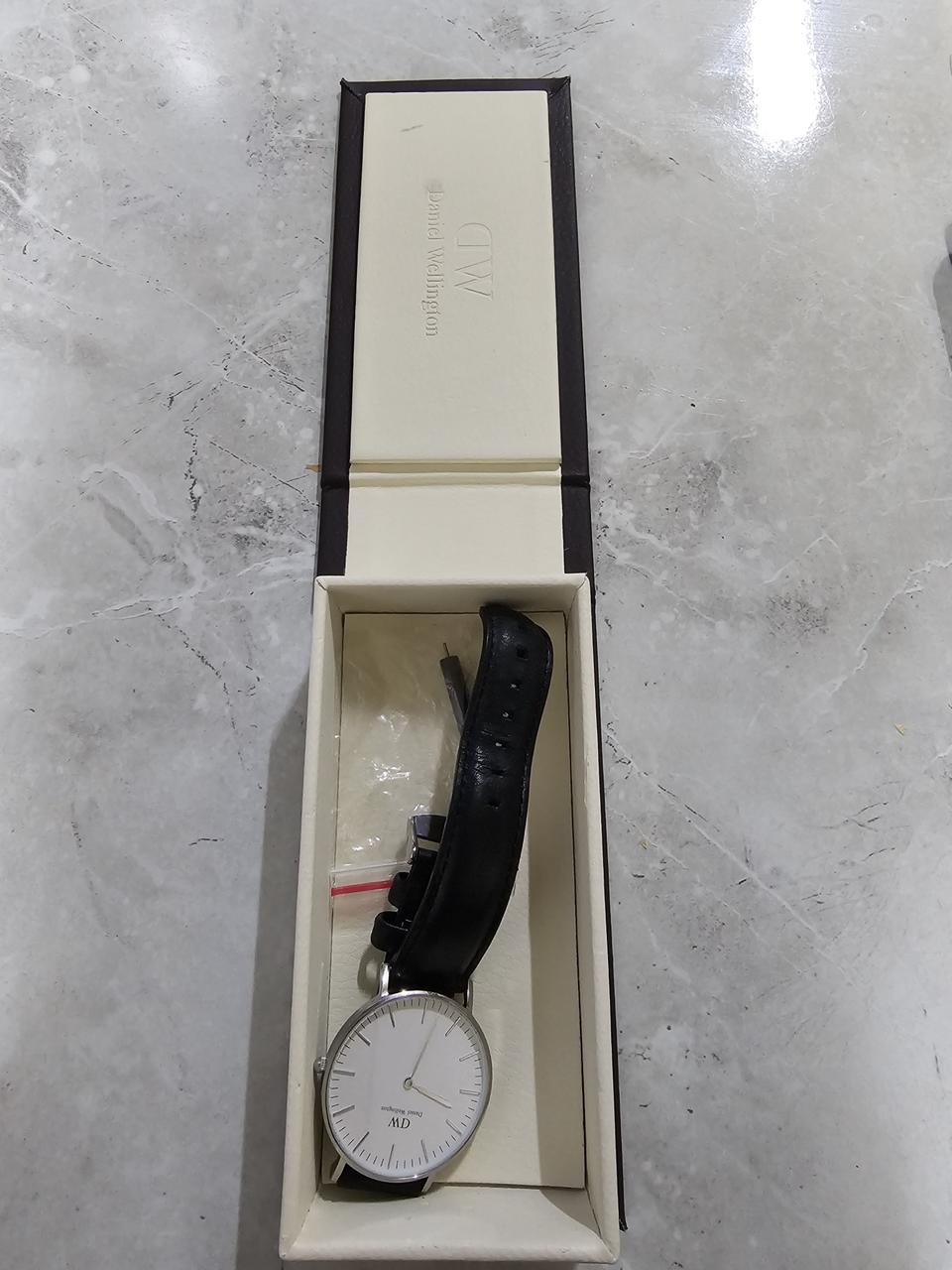 다니엘 웰링턴 가죽 여성 시계