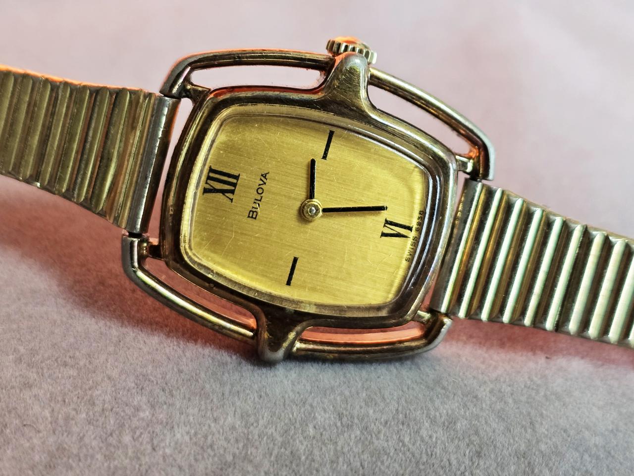 디올 과 부로바의 협업으로 제작한 빈티지 수동식 여성 손목시계