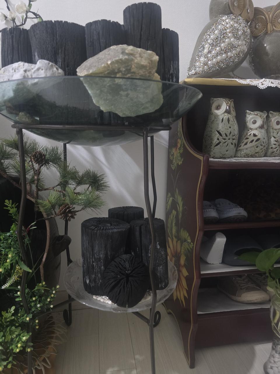 철재 유리 상판2단에 숯장식