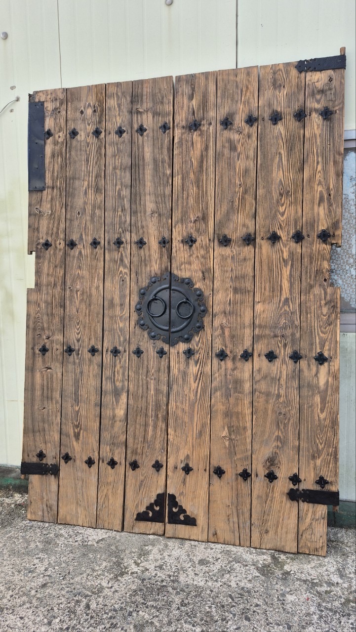 옛날 나무 대문