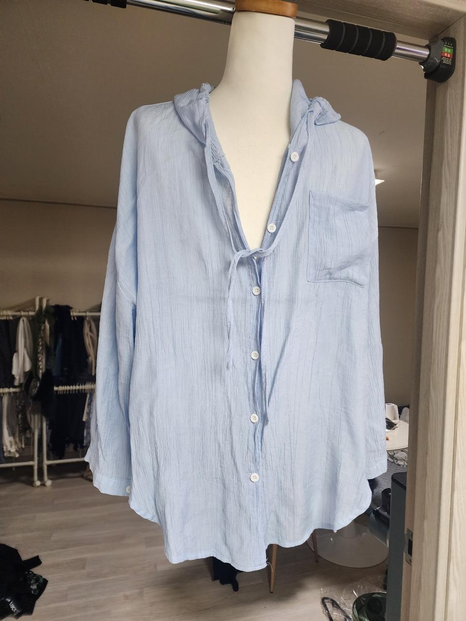 하늘색 후드 셔츠