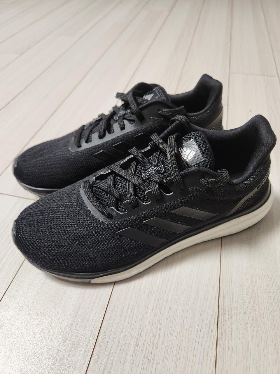 새상품급) 아디다스 운동화 리스판스 CQ0020 러닝화 사이즈240러