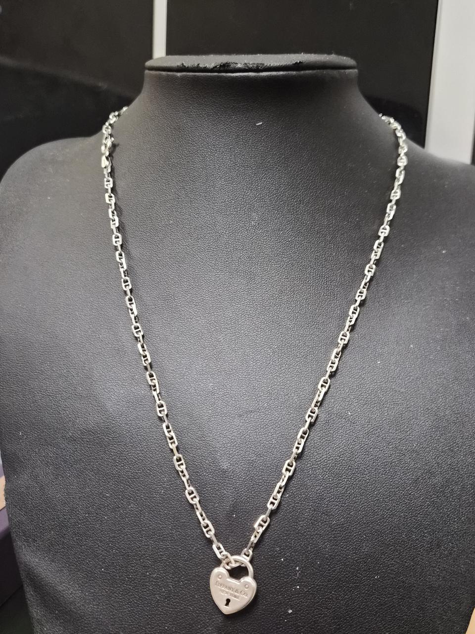 티파니앤의 '리턴 투 티파니' 하트 락 목걸이