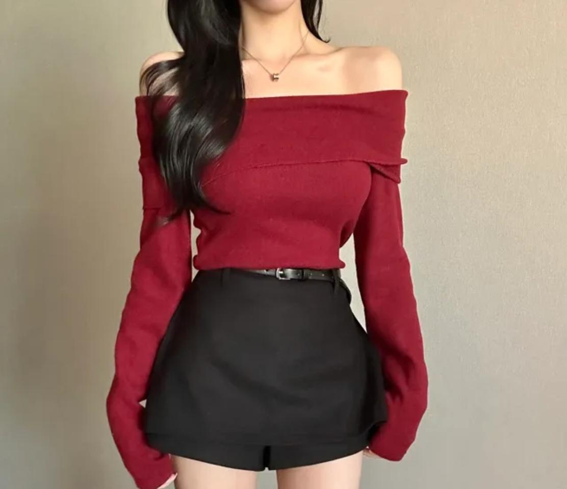 자주색 오프숄더니트