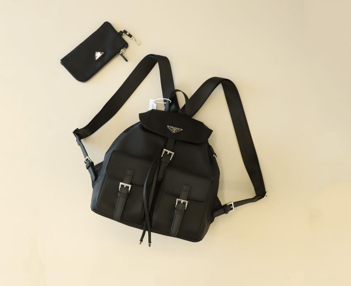 프라다 파우치가 달린 미디엄 백팩 