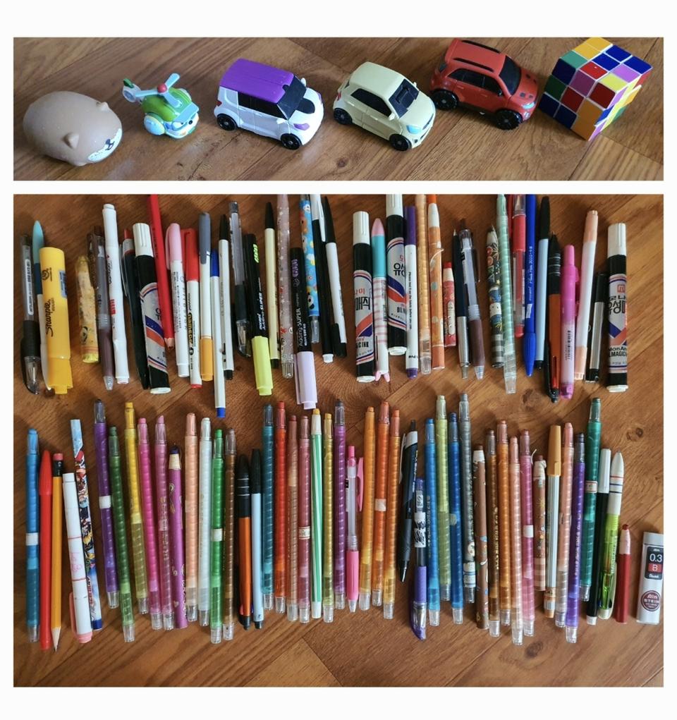 장난감 미니자동차 및 큐브 사진에 합5천원 그외 색년필 다수및 필기구덤