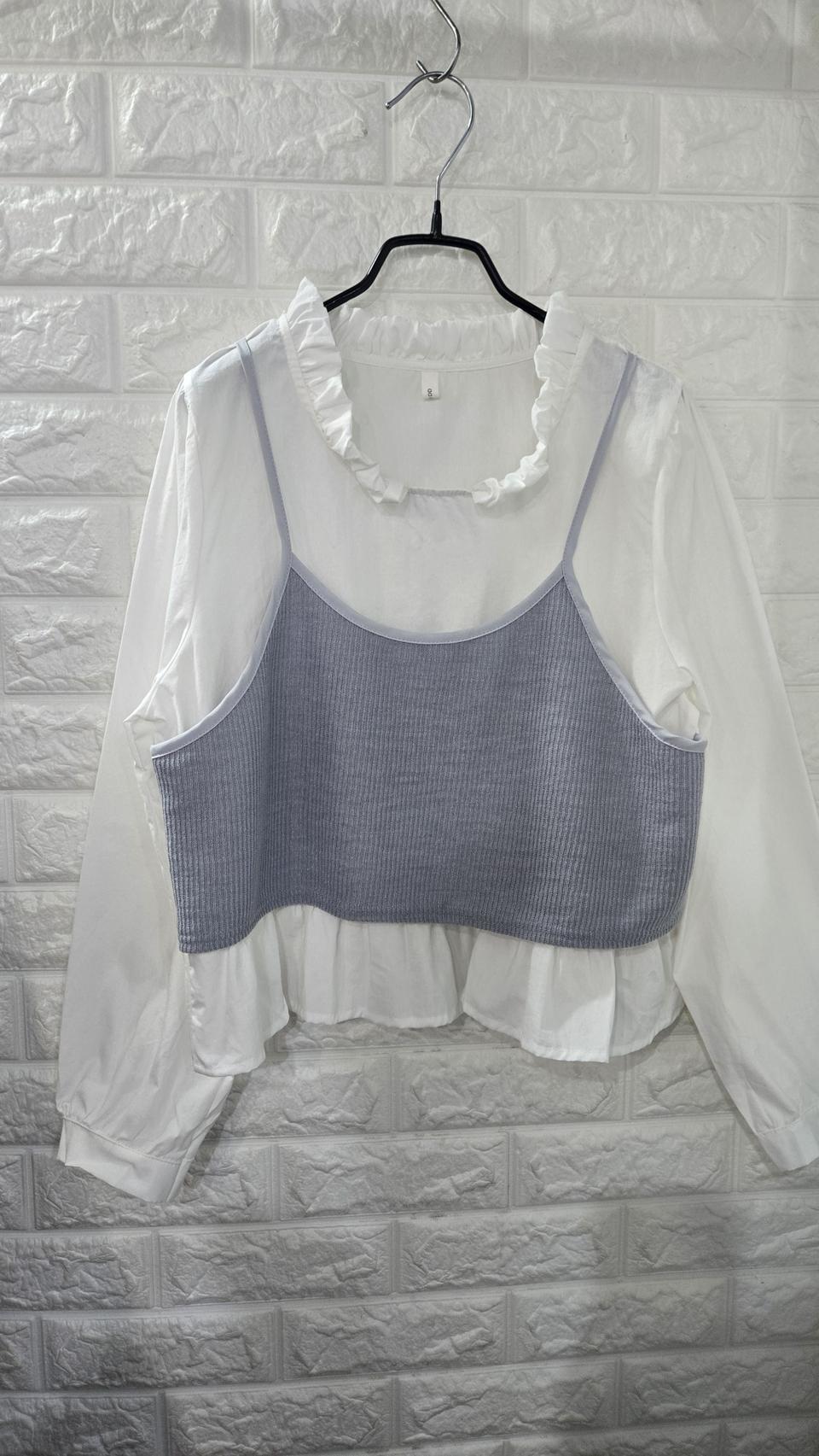 붙어있는 뷔스티에 블라우스