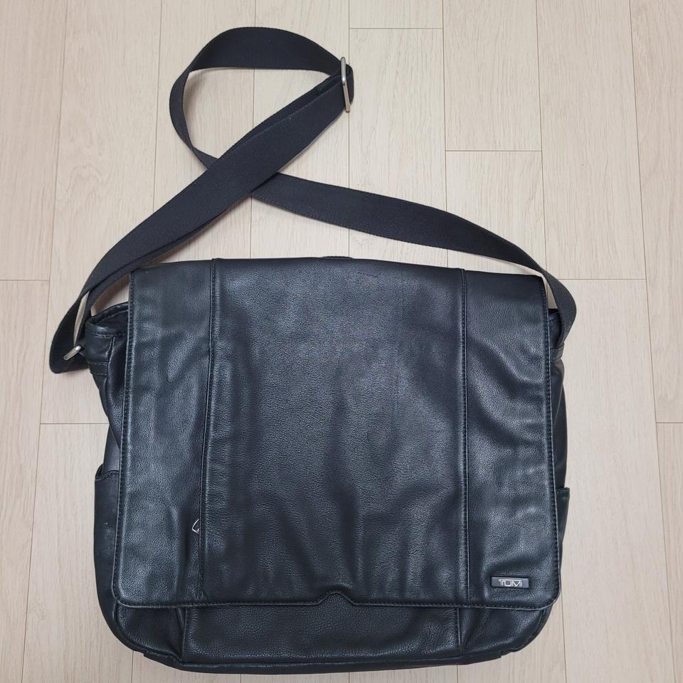 투미 남성 가죽크로스백