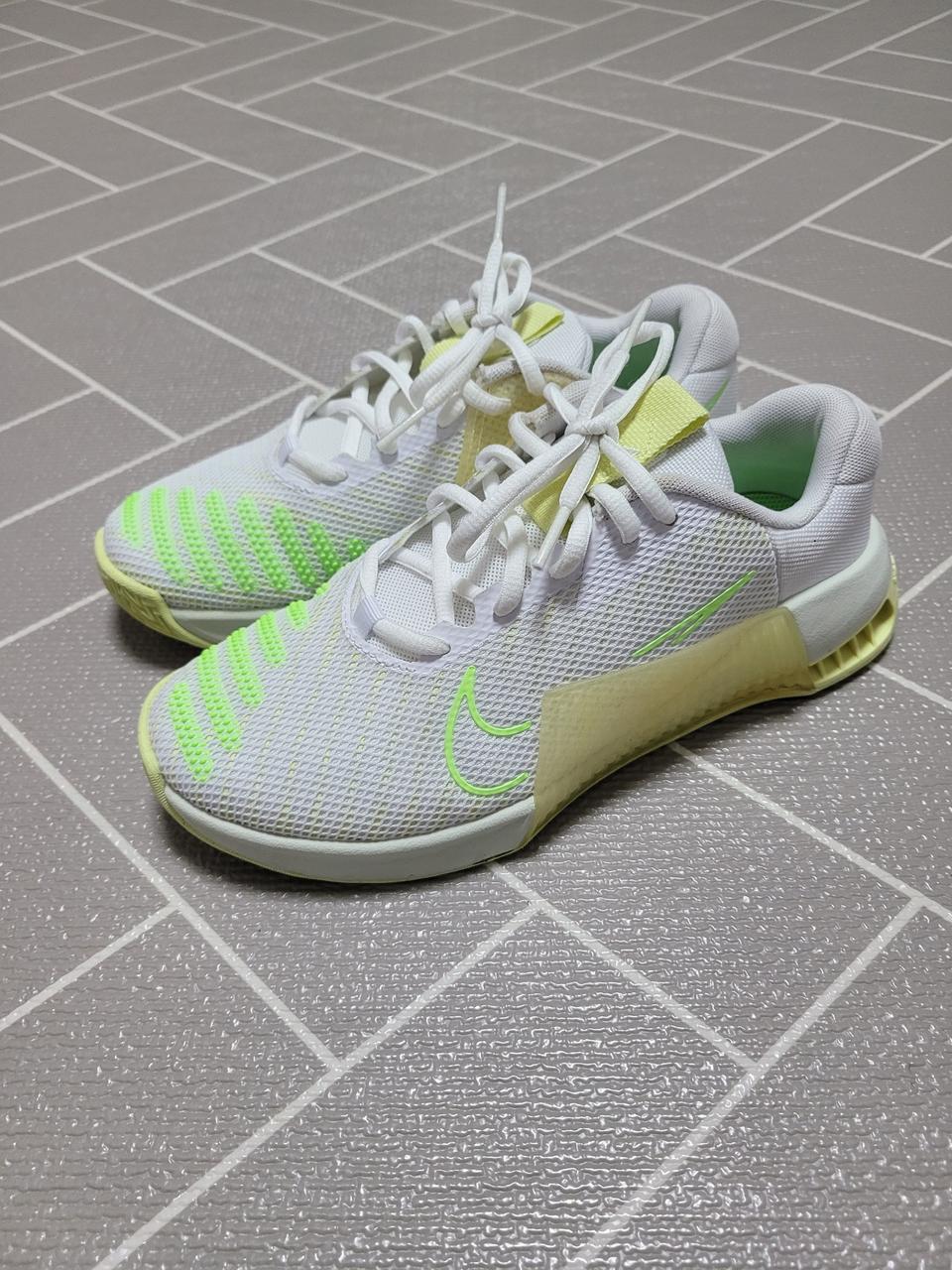 1회착) 나이키 메트콘 9 화이트 루미너스 그린 235