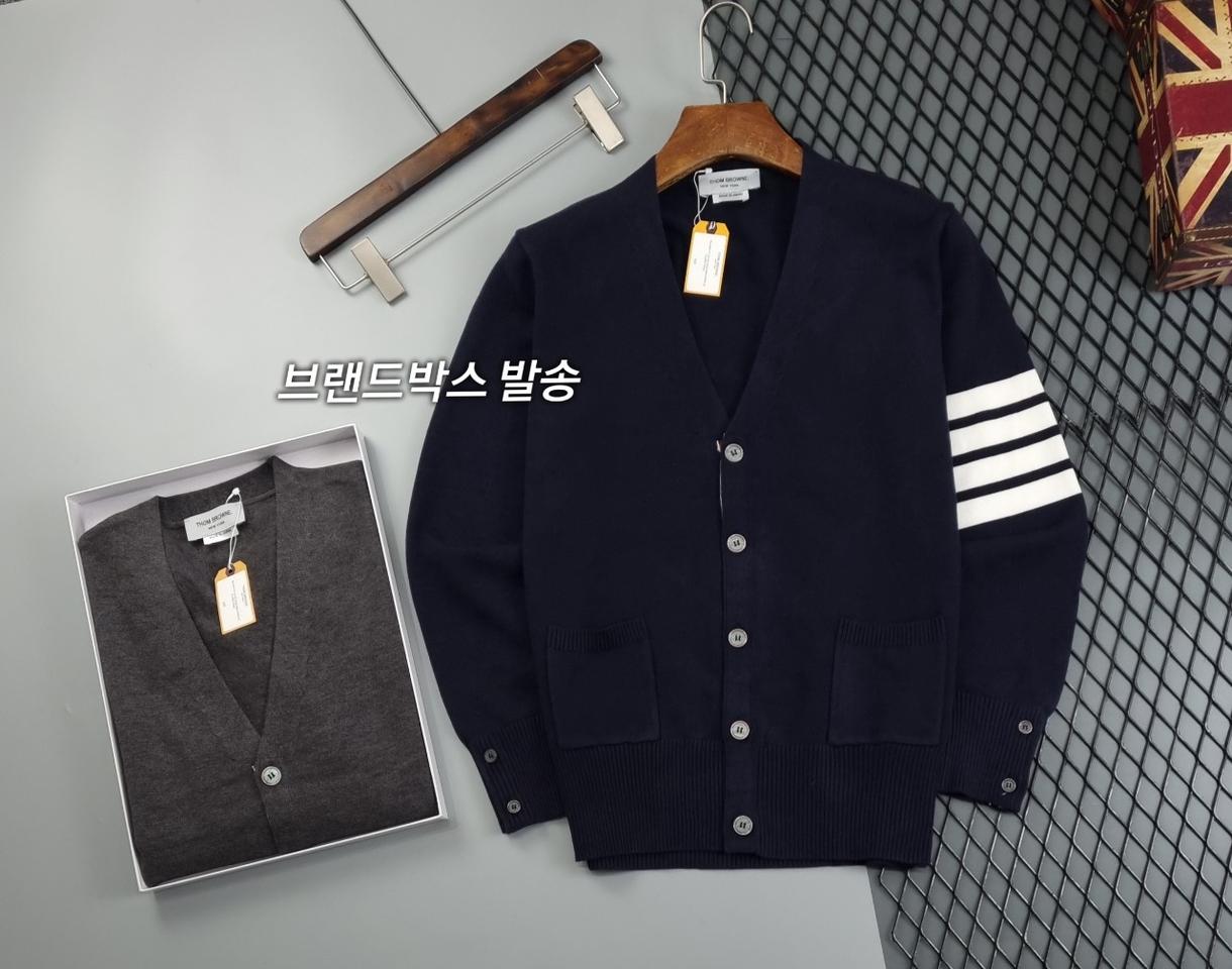 [새상품] 톰브라운 네이비 사선 완장 메리노 브이넥 울가디건