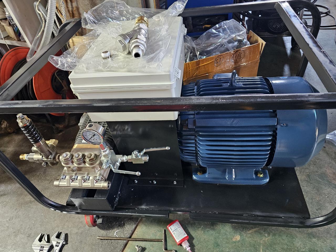 고압세척기 700바15리터 30마력 판매