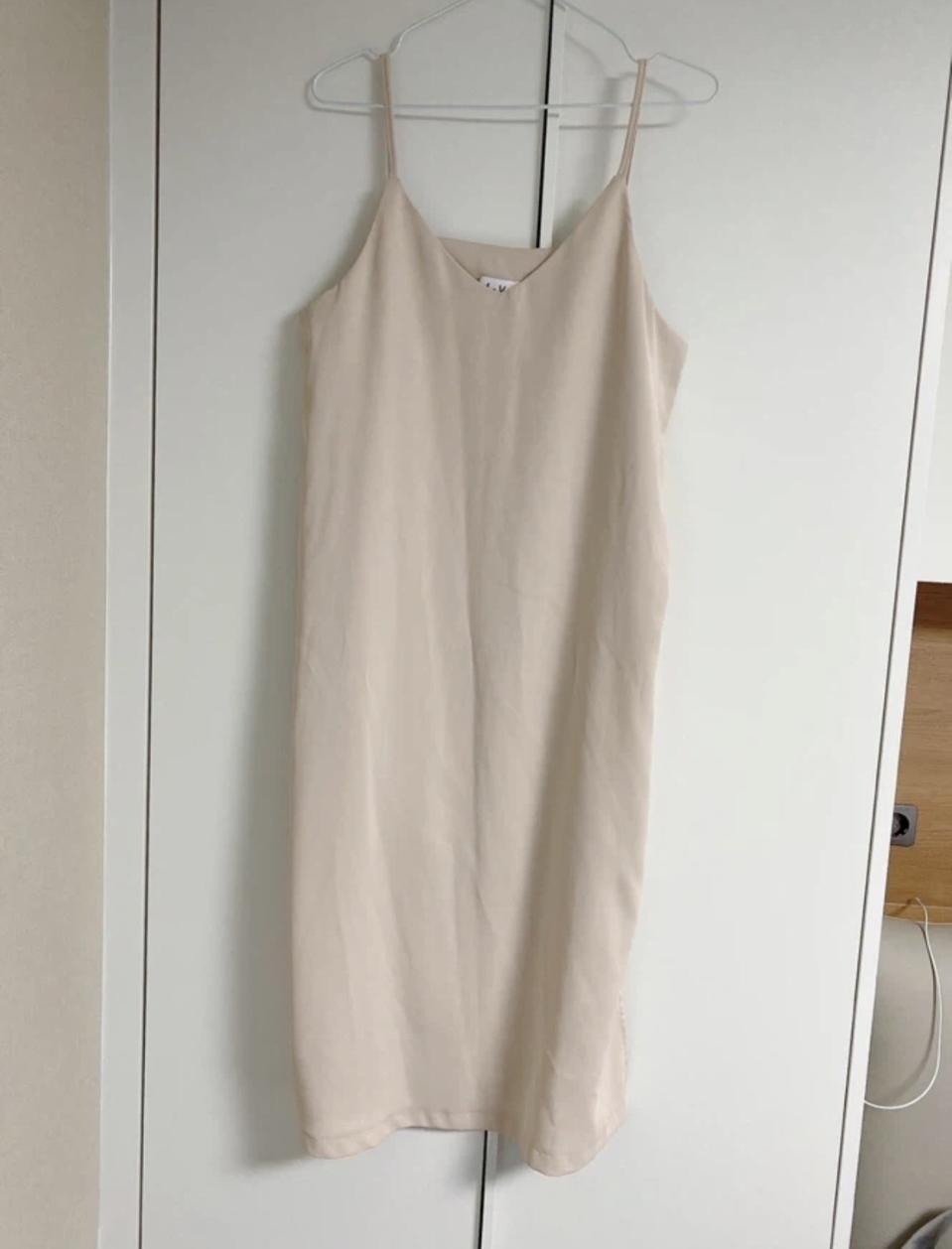 베이지 끈나시 비치 새틴 롱원피스