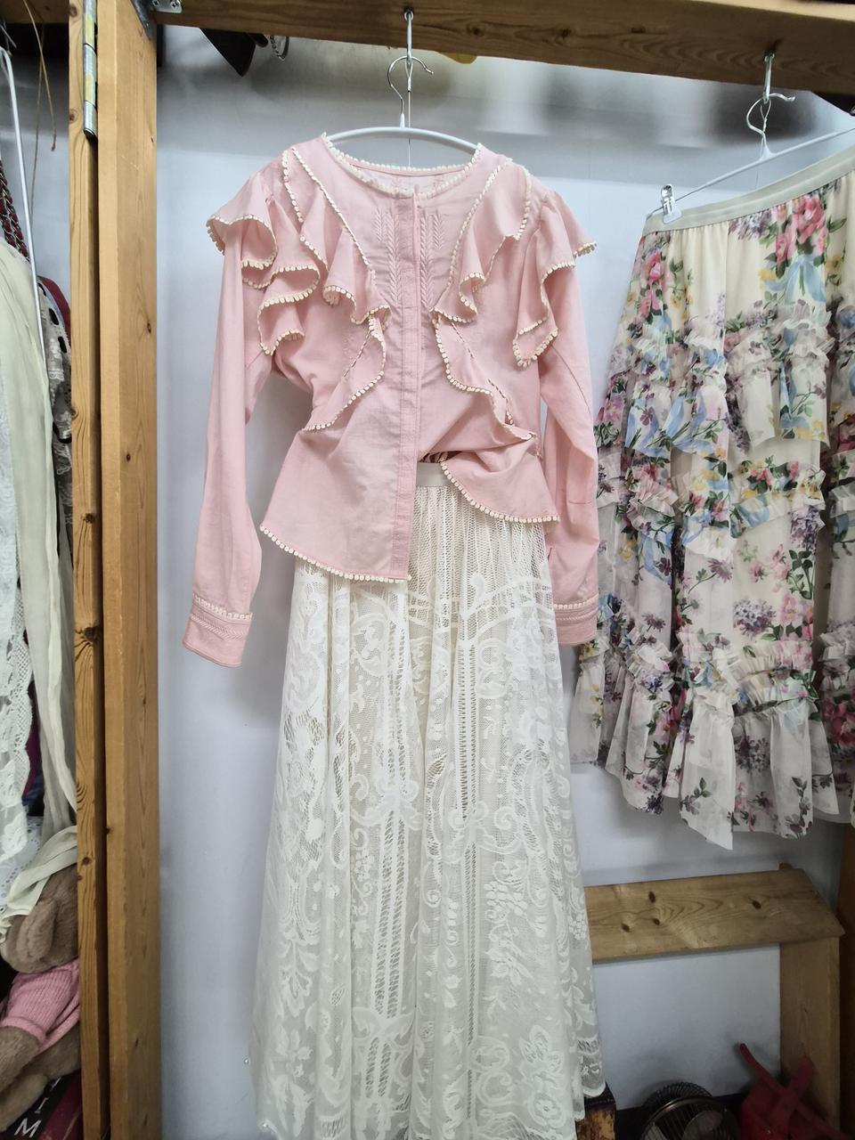 릴리브라운 프릴자수 블라우스