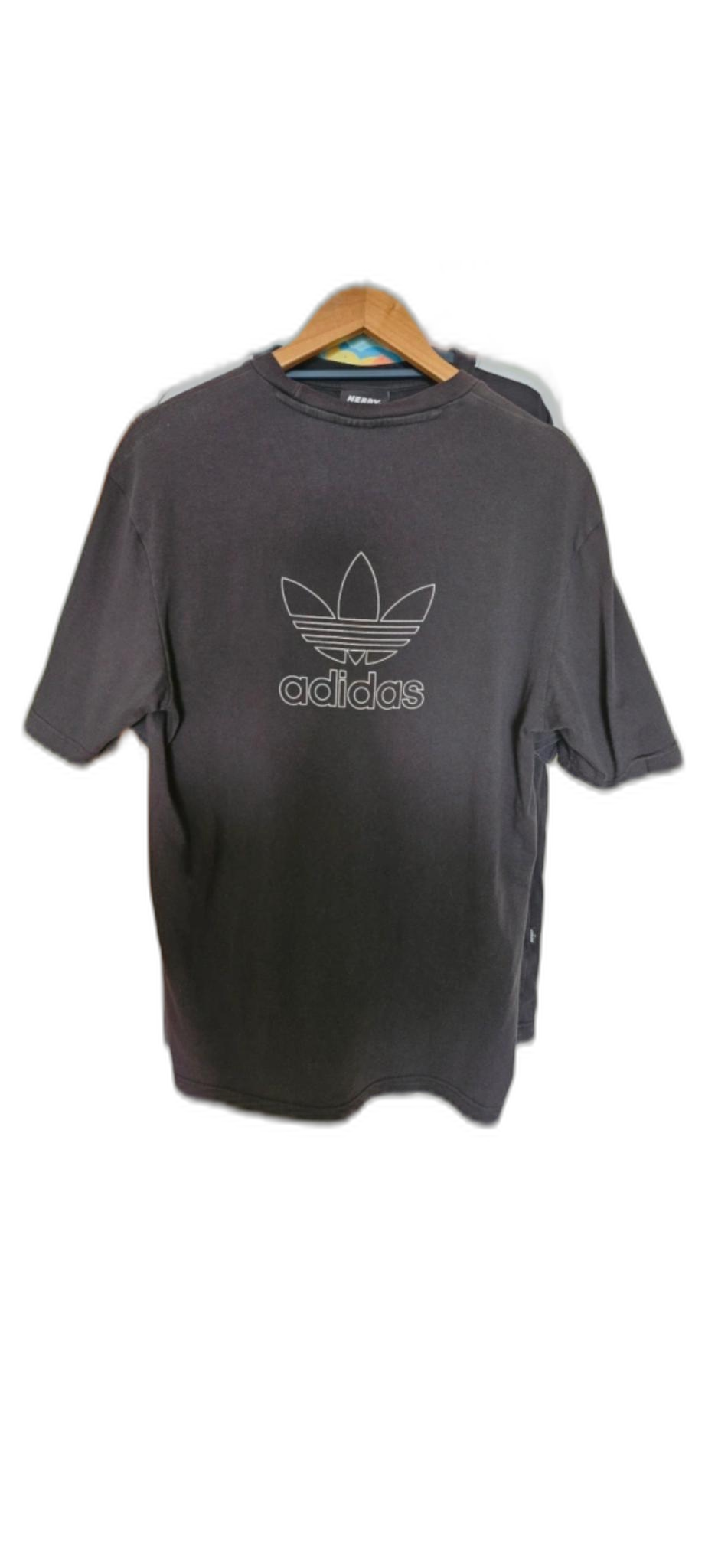 아디다스 반팔티.  M